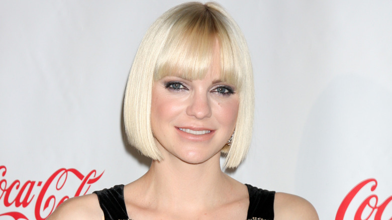 Anna Faris short blond hair