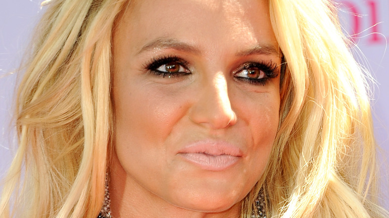 Britney Spears piercing her lips