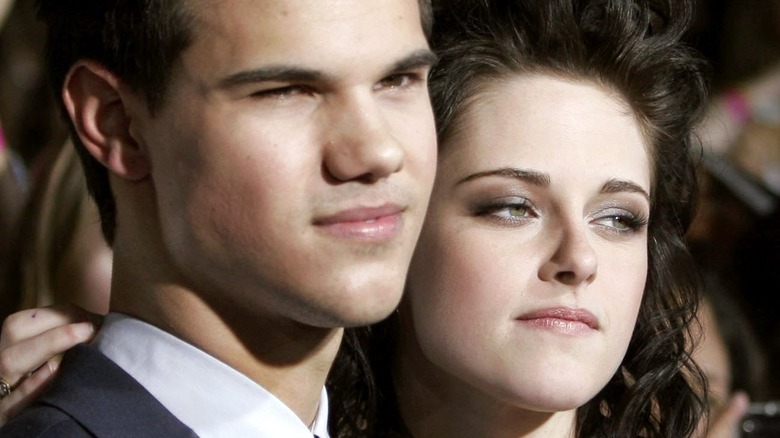 Taylor Lautner, Kristen Stewart with heads close together