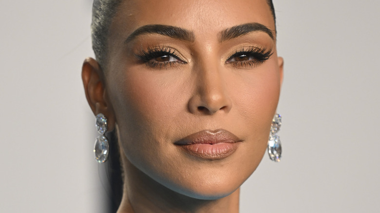 Kim Kardashian posing at the Oscars