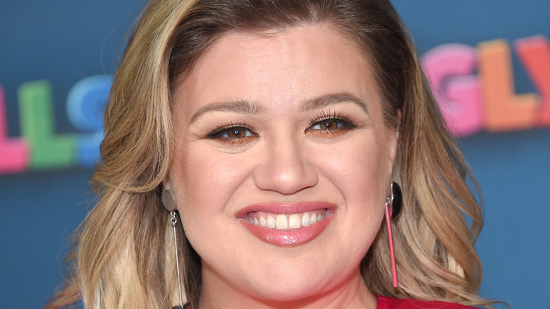 Kelly Clarkson smiles on the red carpet