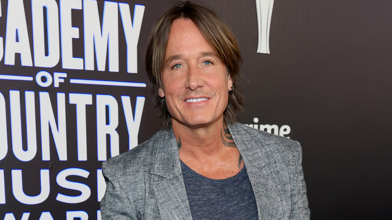 Keith Urban posing