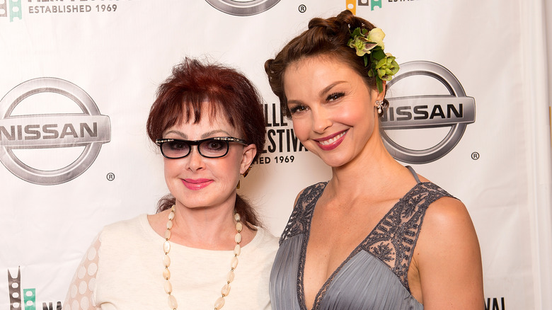 Ashley and Naomi Judd pose 