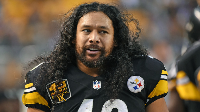 Troy Polamalu playng football, looking away