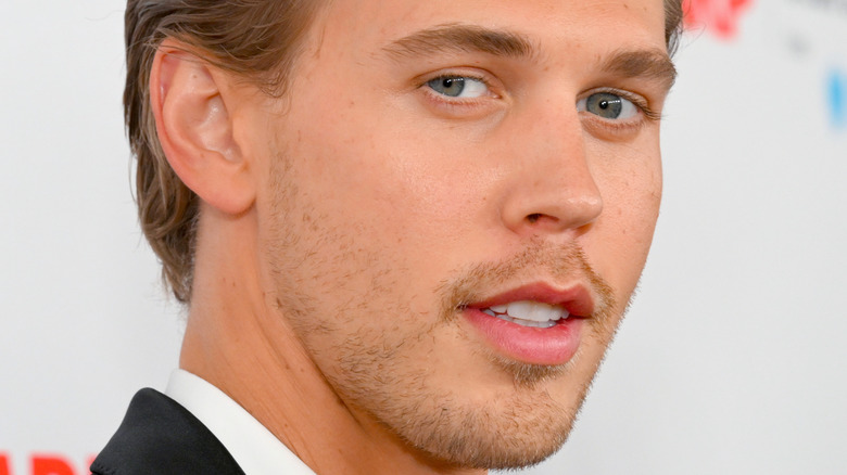 Austin Butler posing for cameras