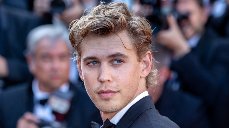 Austin Butler poses in a tux