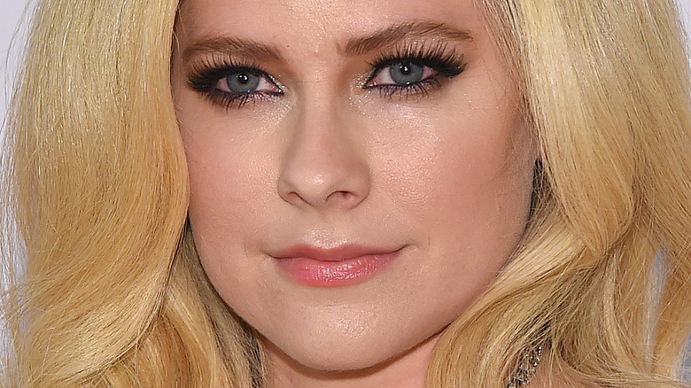 Avril Lavingne poses with blond hair
