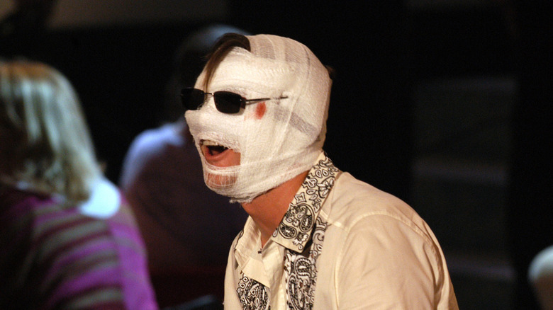 Jim Carrey wears bandages at 2003 Teen Choice Awards