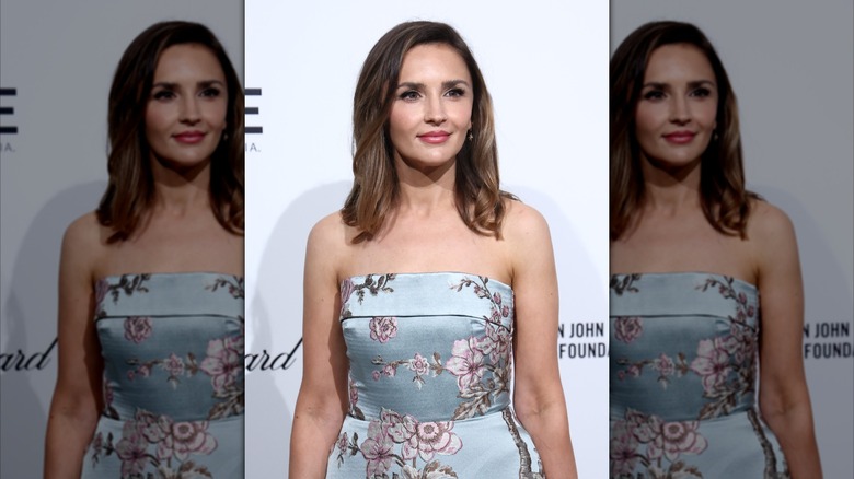 Rachael Leigh Cook posing