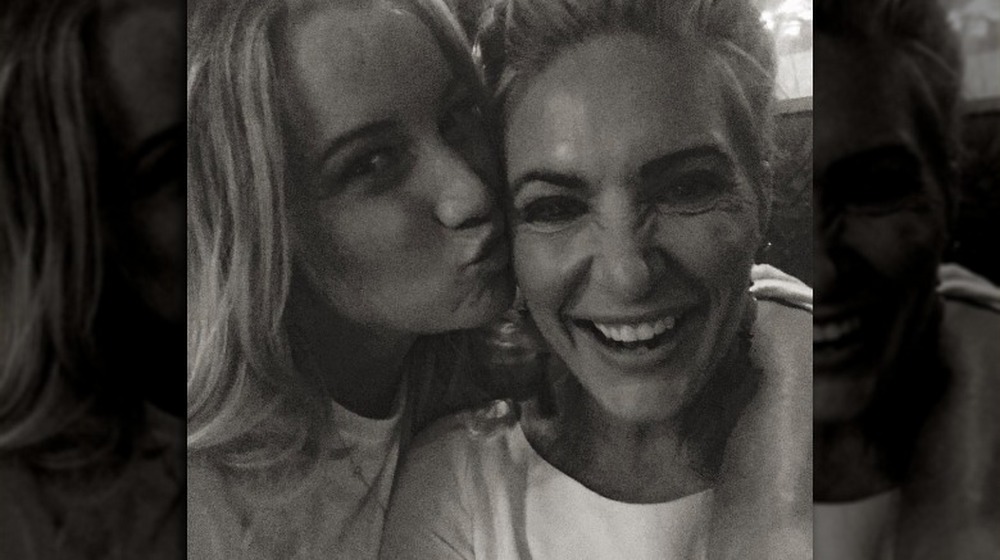 Hannah Ferrier and Kate Chastain posing for a selfie
