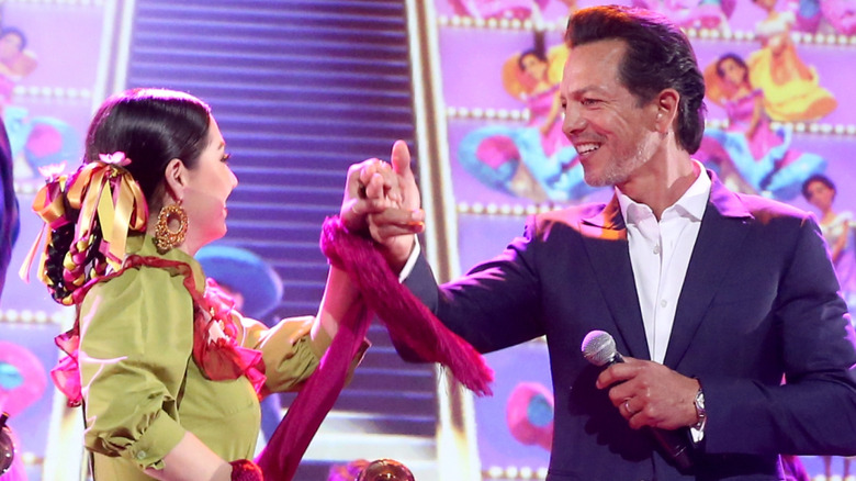 Benjamin Bratt promoting "Coco" with a folkloric dancer