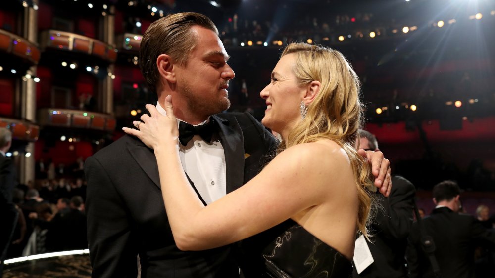 Leodardo DiCaprio and Kate Winslet embracing