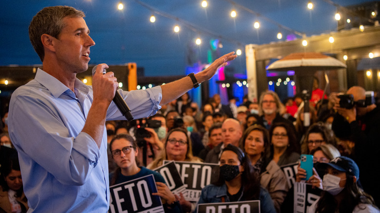 Beto O'Rourke talking to a crowd