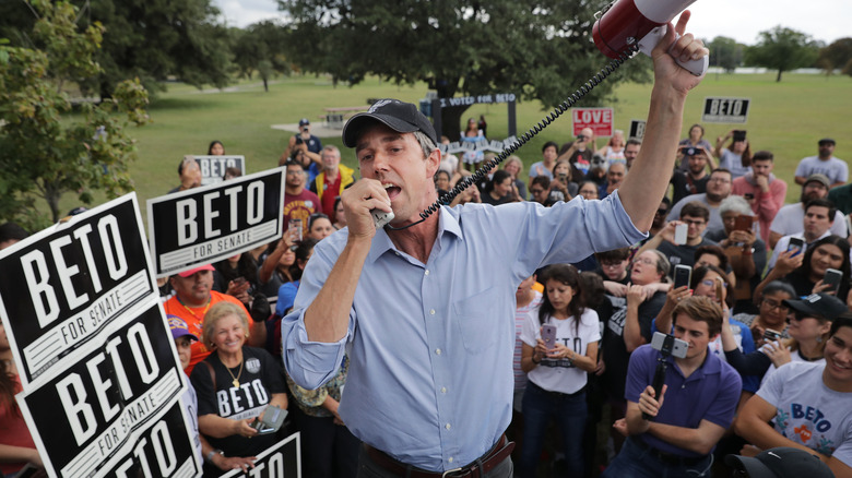 Beto O'Rourke talking to a crowd