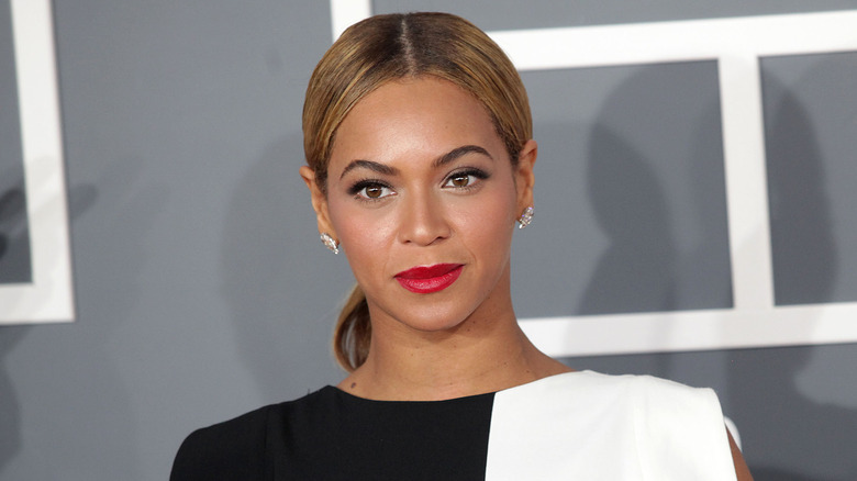 Beyoncé wearing red lipstick