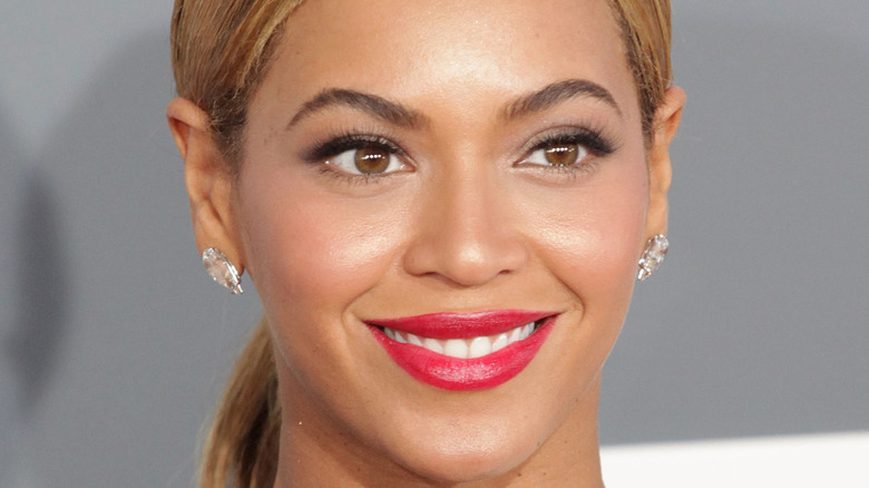 Beyonce smiles on the red carpet