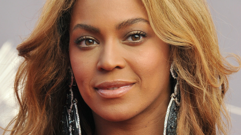Beyoncé smiling VMA red carpet