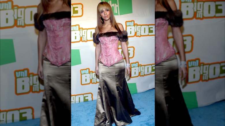 Beyoncé walks the VH1 Big in 03 carpet