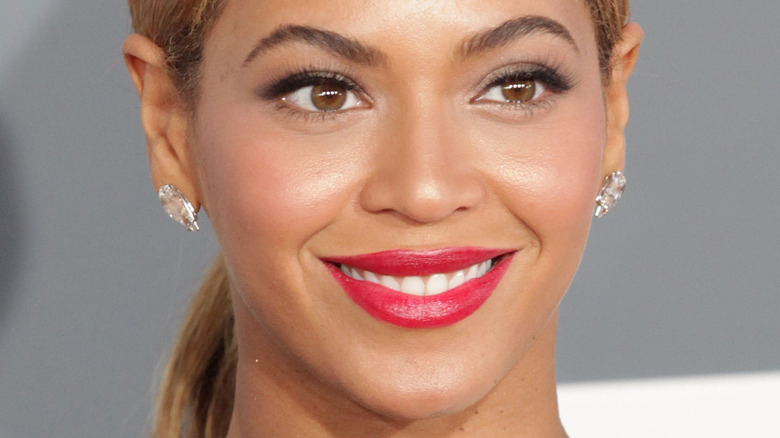 Beyonce red lipstick