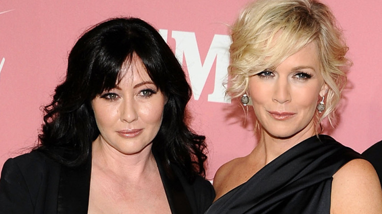 Shannen Doherty and Jennie Garth posing