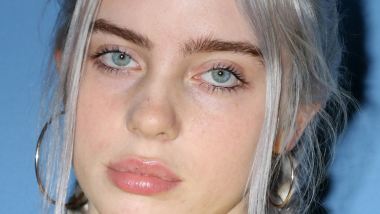 Billie Eilish, posing