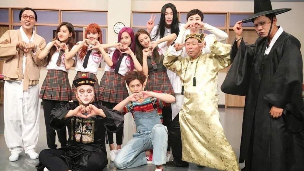 Blackpink with the cast of Knowing Bros, aka Men on a Mission