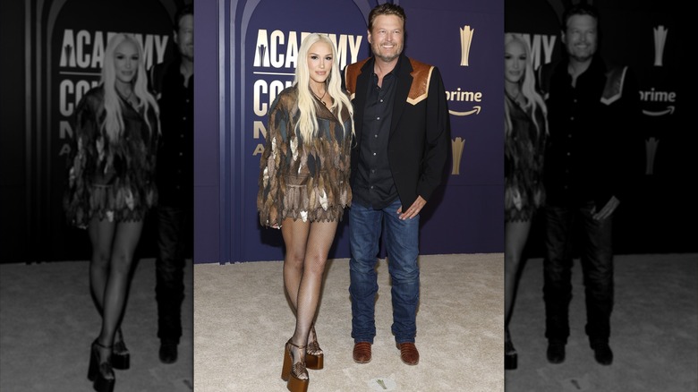 Gwen Stefani and Blake Shelton posing