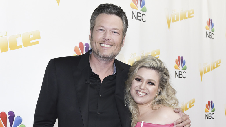 Blake Shelton posing with Kelly Clarkson