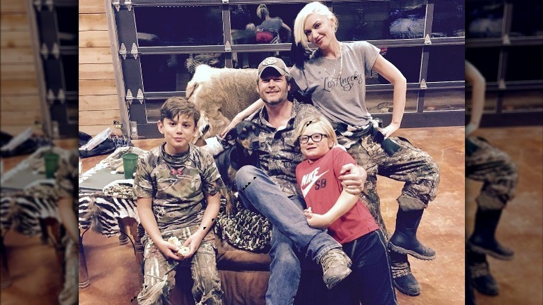 Gwen Stefani, Blake Shelton, sons posing on chair