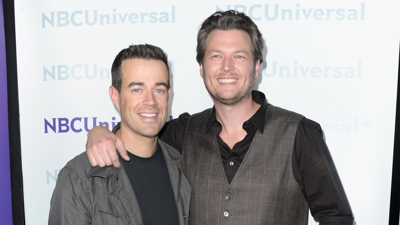 Blake Shelton with arm around Carson Daly