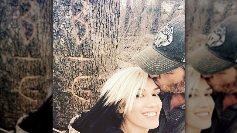 Blake Shelton, Gwen Stefani in woods