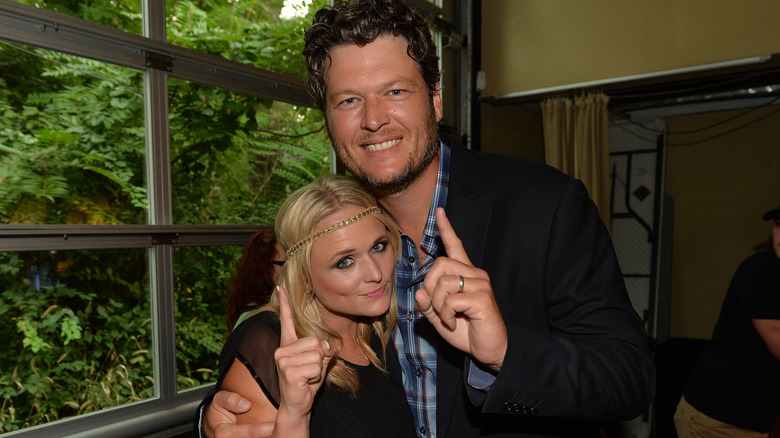 Miranda Lambert, Blake Shelton making No. 1 sign