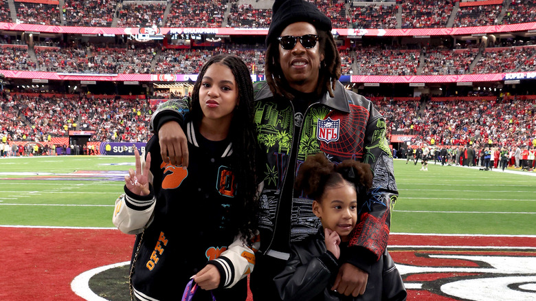 Jay Z posing with Blue Ivy and Rumi