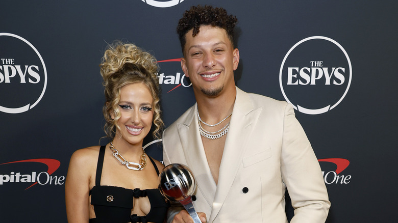 Brittany Mahomes and Patrick Mahomes posing
