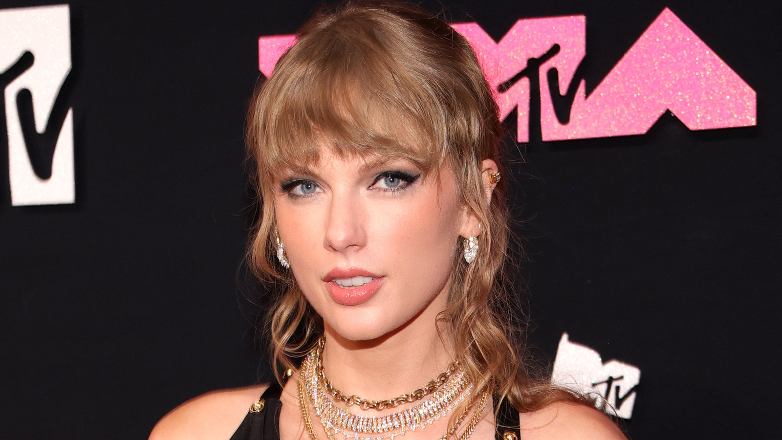 Body Language Expert Tells Us Donna Kelce Already Approves Of Taylor Swift