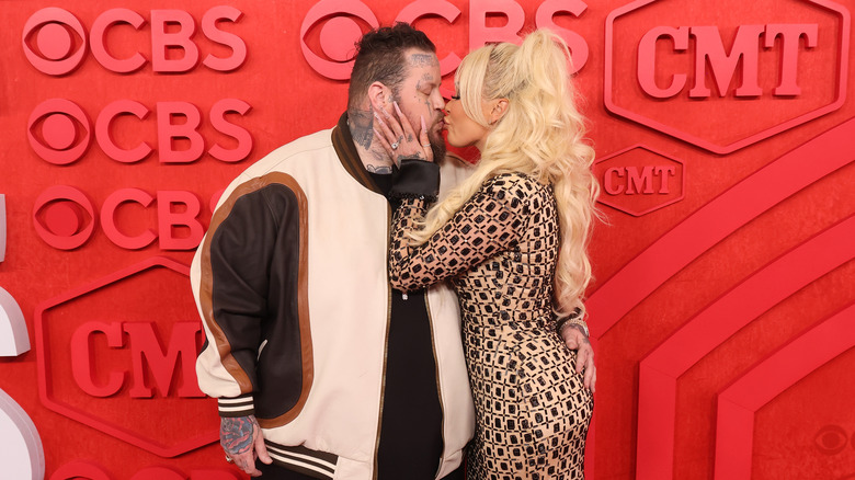 Jelly Roll and Bunnie XO kissing