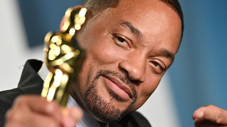 Will Smith posing with his Best Actor Oscar