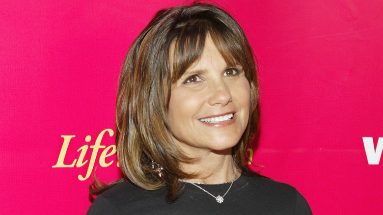 Lynne Spears posing at an event in 2003