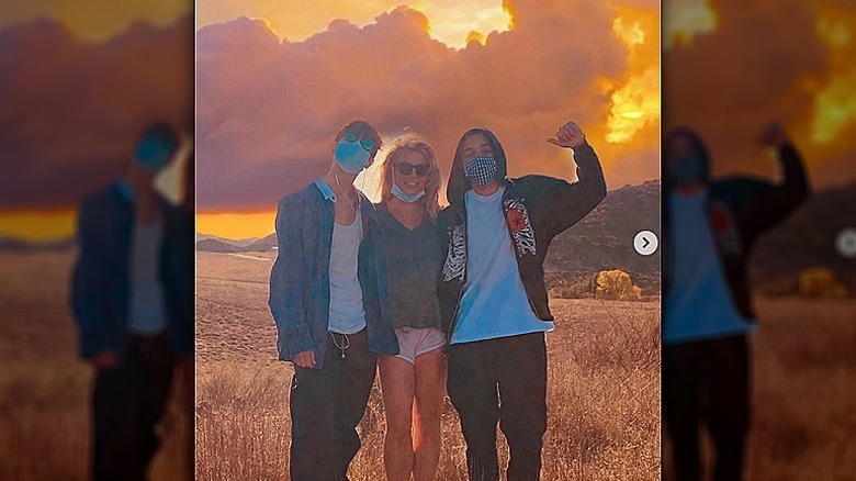 Britney Spears, Jayden and Sean Preston posing