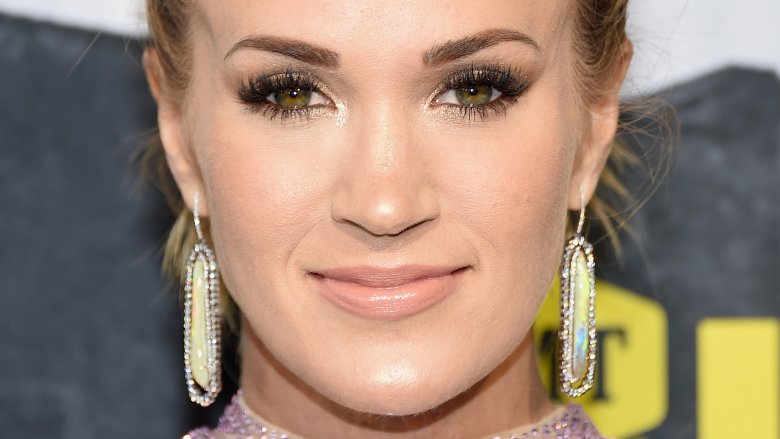 Carrie Underwood shares first full photo of her face since accident that  required 40 stitches