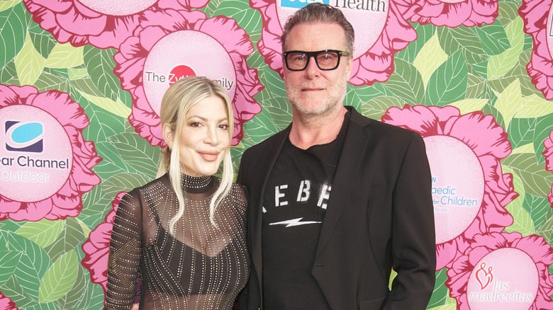 Tori Spelling, Dean McDermott posing