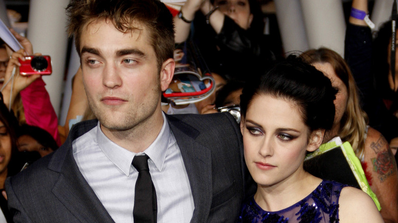 Robert Pattinson, Kristen Stewart posing