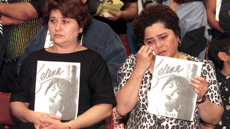Fans Mourning Selena Quintanilla Perez