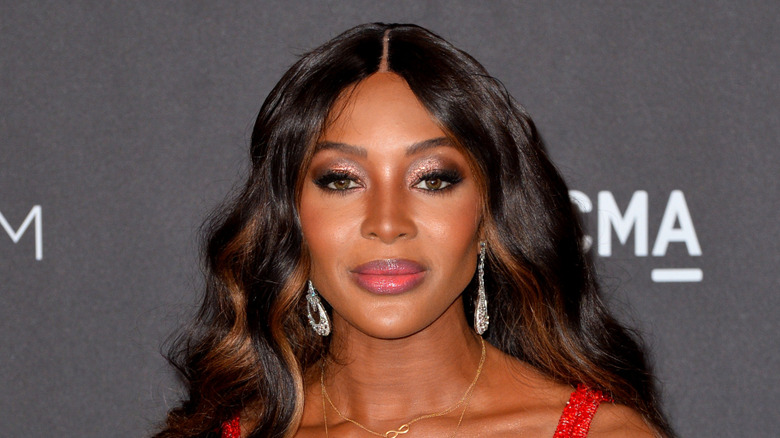 Naomi Campbell loose wavy hair