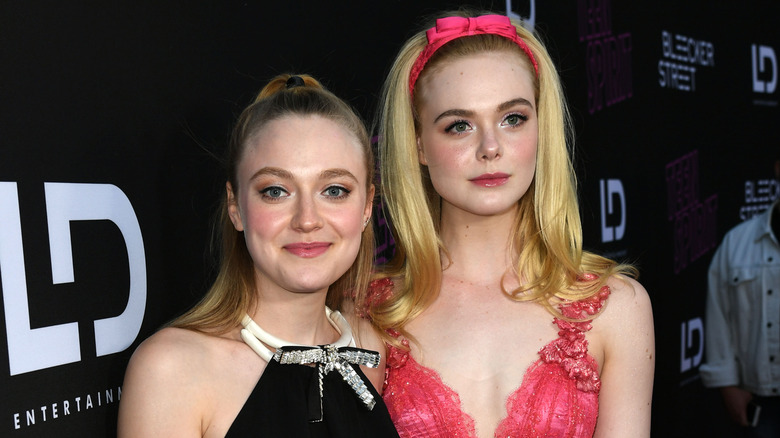 Dakota and Elle Fanning posing together