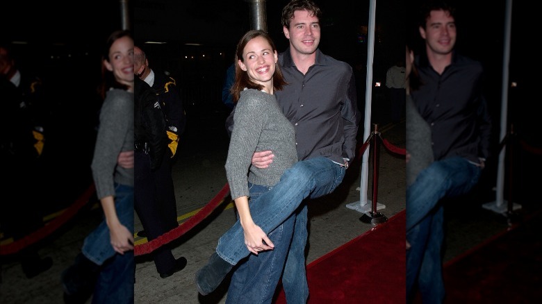 Scott Foley jumping on Jennifer Garner on the red carpet