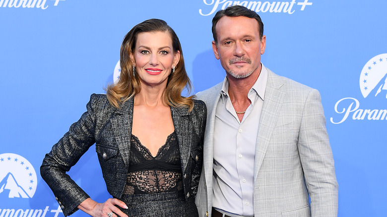 Faith Hill, Tim McGraw posing