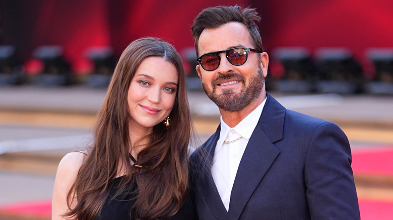 Nicole Brydon Bloom and Justin Theroux posing on the red carpet