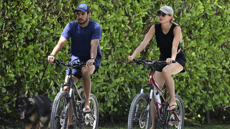Joaquim Valente and Gisele Bündchen riding bikes in Florida
