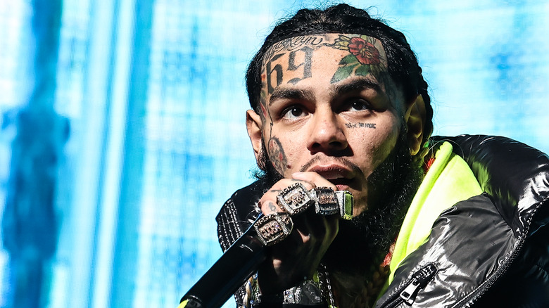 Tekashi 6ix9ine performing
